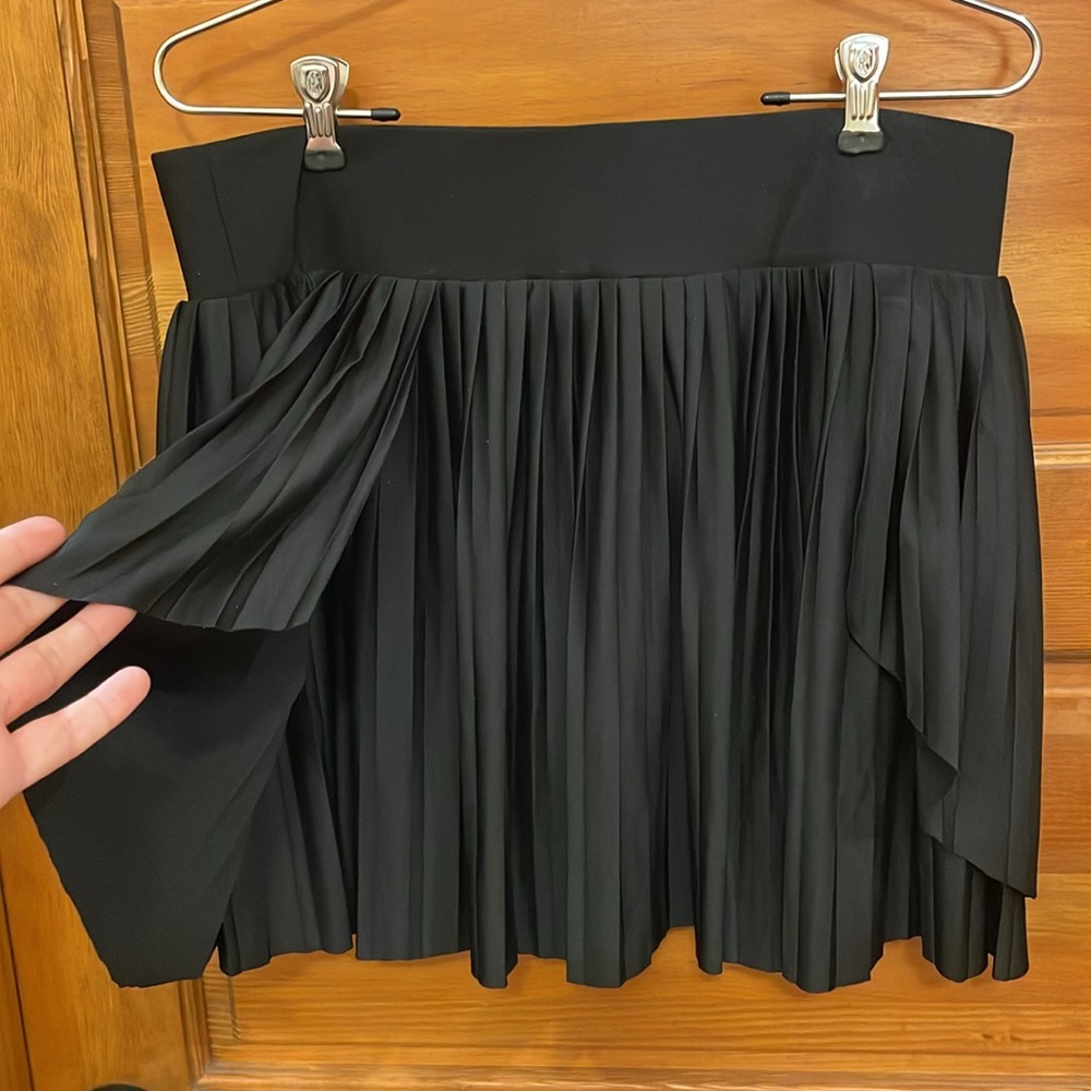 Black tennis skirt, lined, pleated with pocket